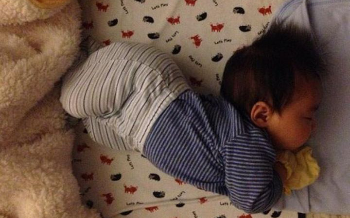 3 tư thế ngủ ảnh hưởng đến chiều cao của trẻ, mẹ không giúp sửa thì con có thể bị lùn trong tương lai