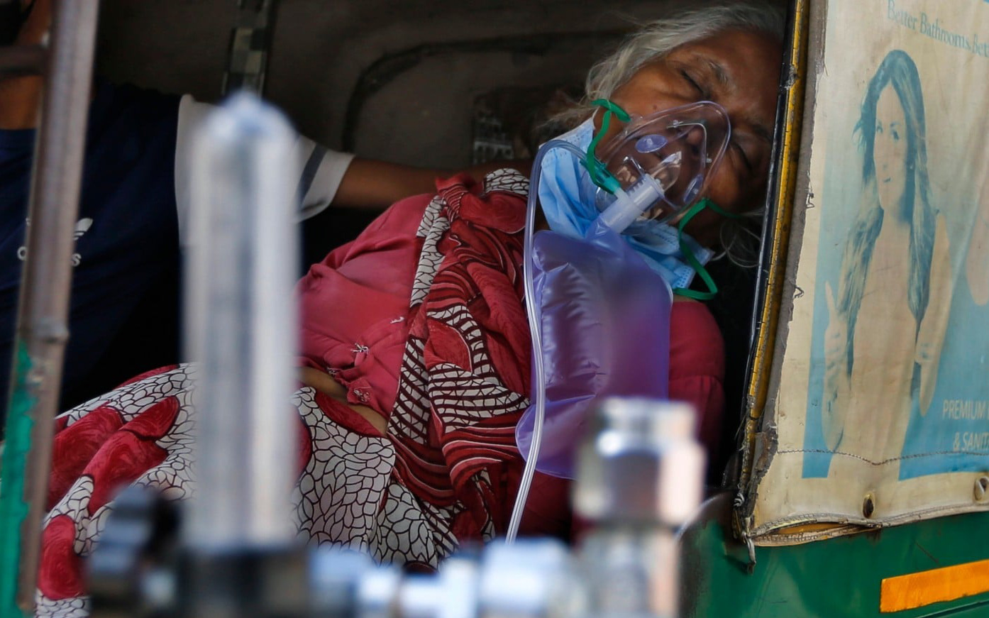 Sau bãi hỏa táng là loạt ảnh bệnh nhân Covid-19 ở Ấn Độ vật vã thở oxy chờ được nhập viện, phản ánh thực trạng thiếu hụt thiết bị y tế nhức nhối