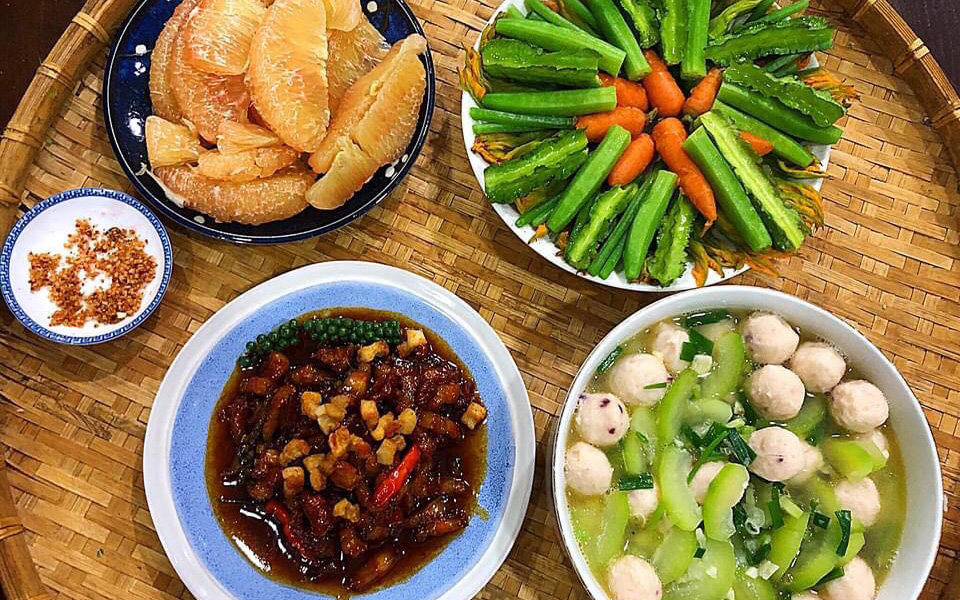 Xem việc nấu nướng là đam mê, không tiếc tiền sắm thực phẩm chất lượng, mỗi bữa cơm của bà nội trợ Sài Gòn khiến ai nhìn cũng tấm tắc