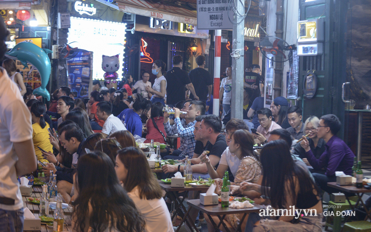 Hỏa tốc trong đêm: Hà Nội tạm dừng hoạt động quán bar, karaoke, vũ trường, quán game từ 0h ngày 30/4