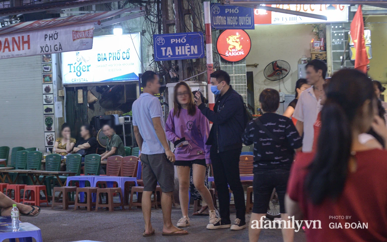 Hà Nội: Phố Tạ Hiện tấp nập đón khách tới nửa đêm, rất nhiều người thờ ơ với việc đeo khẩu trang