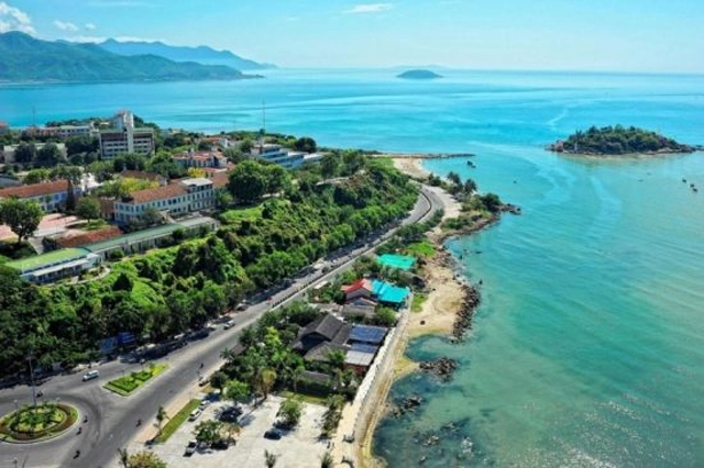 Ngôi trường có khuôn viên đẹp nhất Việt Nam, 4 mùa hoa nở, sinh viên đi học mà cứ ngỡ lạc vào resort - Ảnh 1.