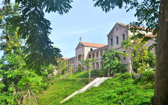 Ngôi trường có khuôn viên đẹp nhất Việt Nam, 4 mùa hoa nở, học phí siêu thấp mà sinh viên đi học ngày nào cũng ngỡ lạc vào resort