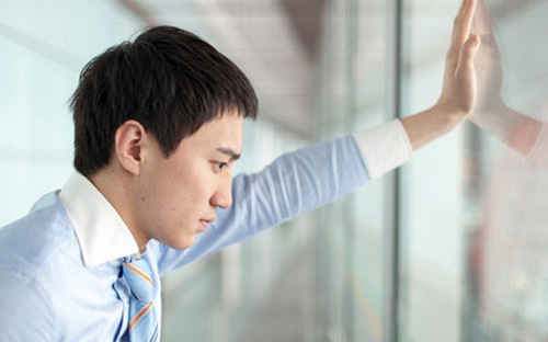 Đi công tác về giữa đêm khuya, lật chăn thấy người đàn ông ở trần nằm ngủ ngon lành, tôi tức nghẹn mà không làm được gì