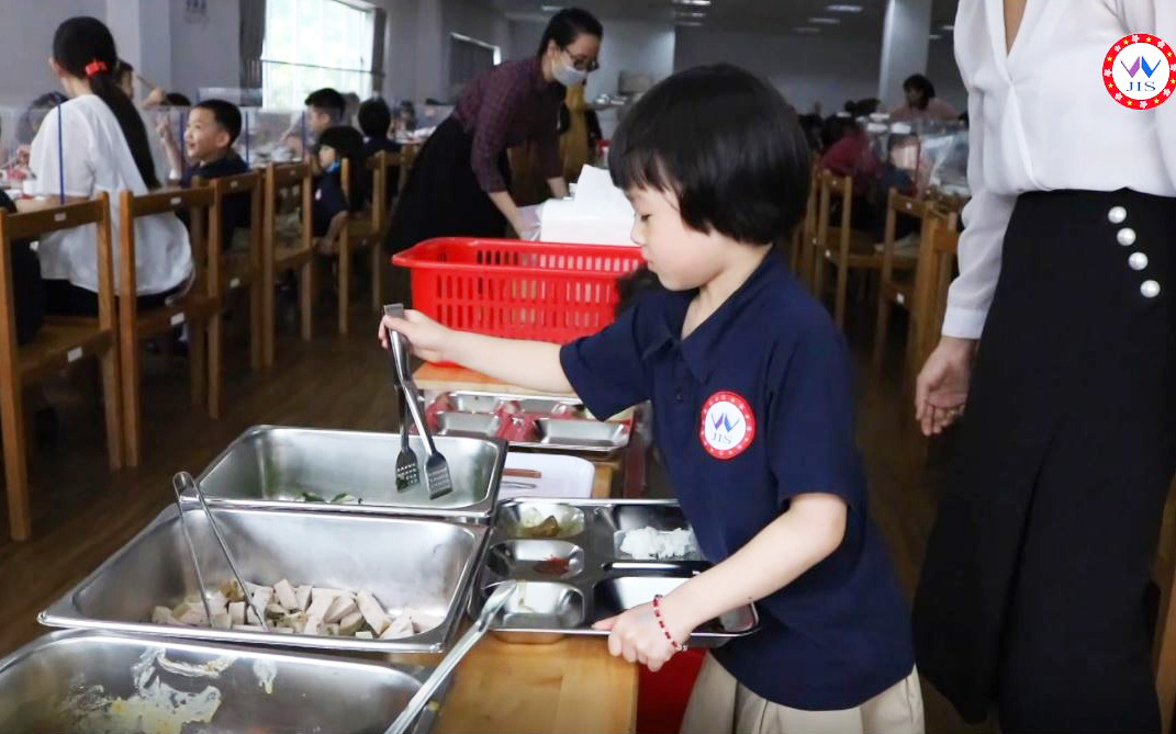 Khám phá bữa trưa của học sinh trường Quốc Tế Nhật Bản: Khi giờ ăn cũng là giờ học rèn luyện nền nếp, tác phong và tính kỷ luật