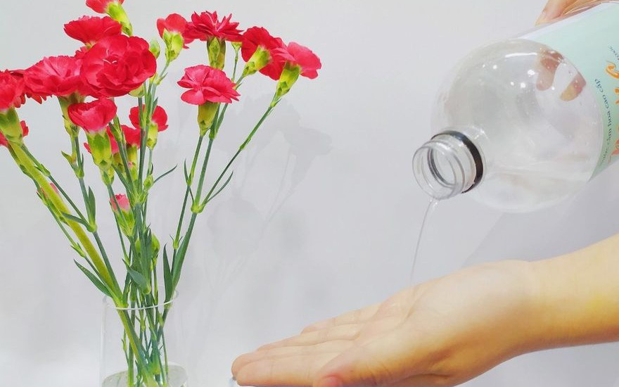 Cô gái mua chai nước cắm hoa ion 250ml pha được hơn 25 lít nước mà xịt chăm hoa cả tháng, vừa tươi lại bền "thôi rồi"