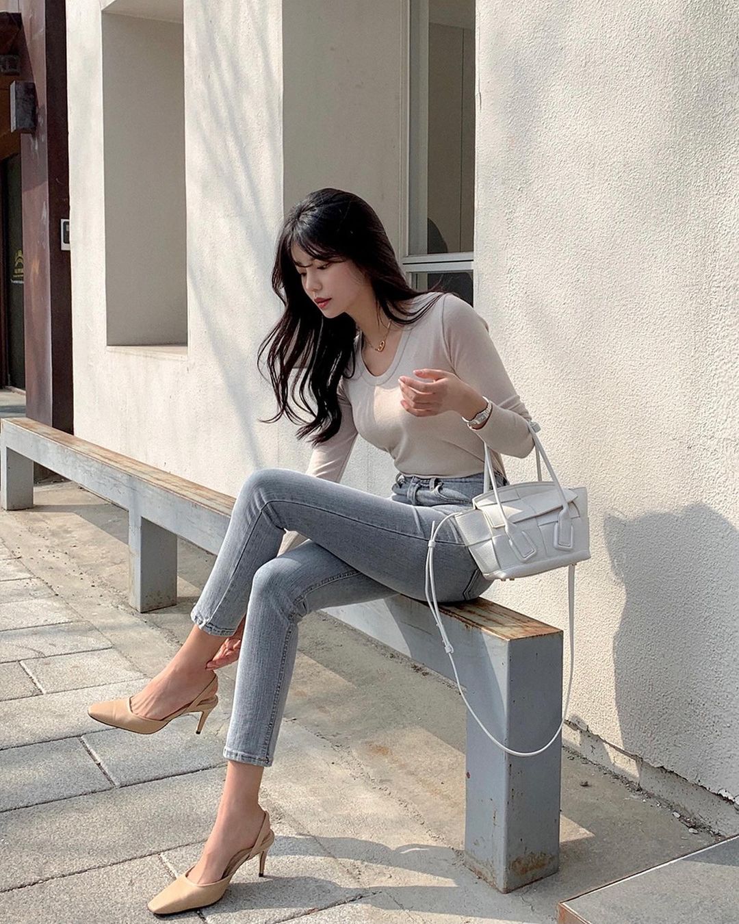 Học nàng blogger Hàn cách diện jeans “đỉnh của chóp”: Vừa hack dáng vừa thanh lịch để diện đến sở làm - Ảnh 2.