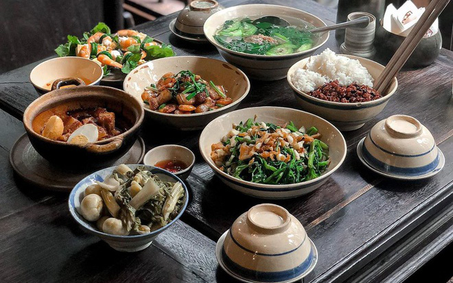 Người Việt không nên vừa ăn cơm vừa làm 4 việc này vì có thể làm hại dạ dày và rước thêm cả tá bệnh cho mình