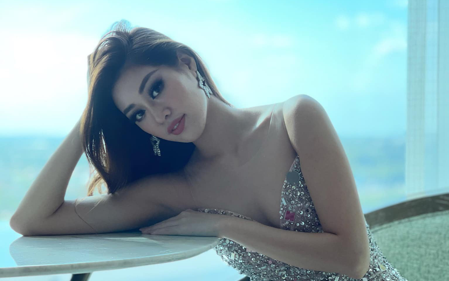 Khánh Vân tiếp tục sexy "đốt mắt" trong ngày thứ 5 thi Miss Universe 2020, điểm nhấn vẫn là đôi chân siêu dài