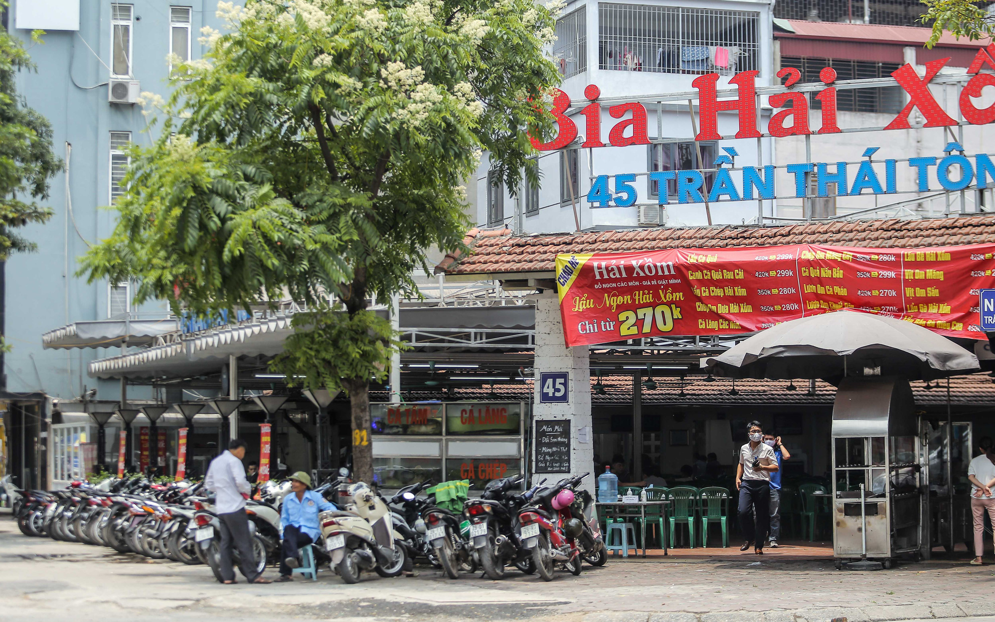 Hà Nội tạm dừng hoạt động quán bia, giải tỏa chợ cóc để phòng dịch