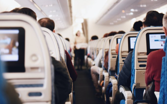 CDC Hoa Kỳ đưa ra khuyến cáo mới nhất khi phải cho trẻ di chuyển bằng máy bay trong lúc dịch bệnh, bố mẹ hết sức lưu ý