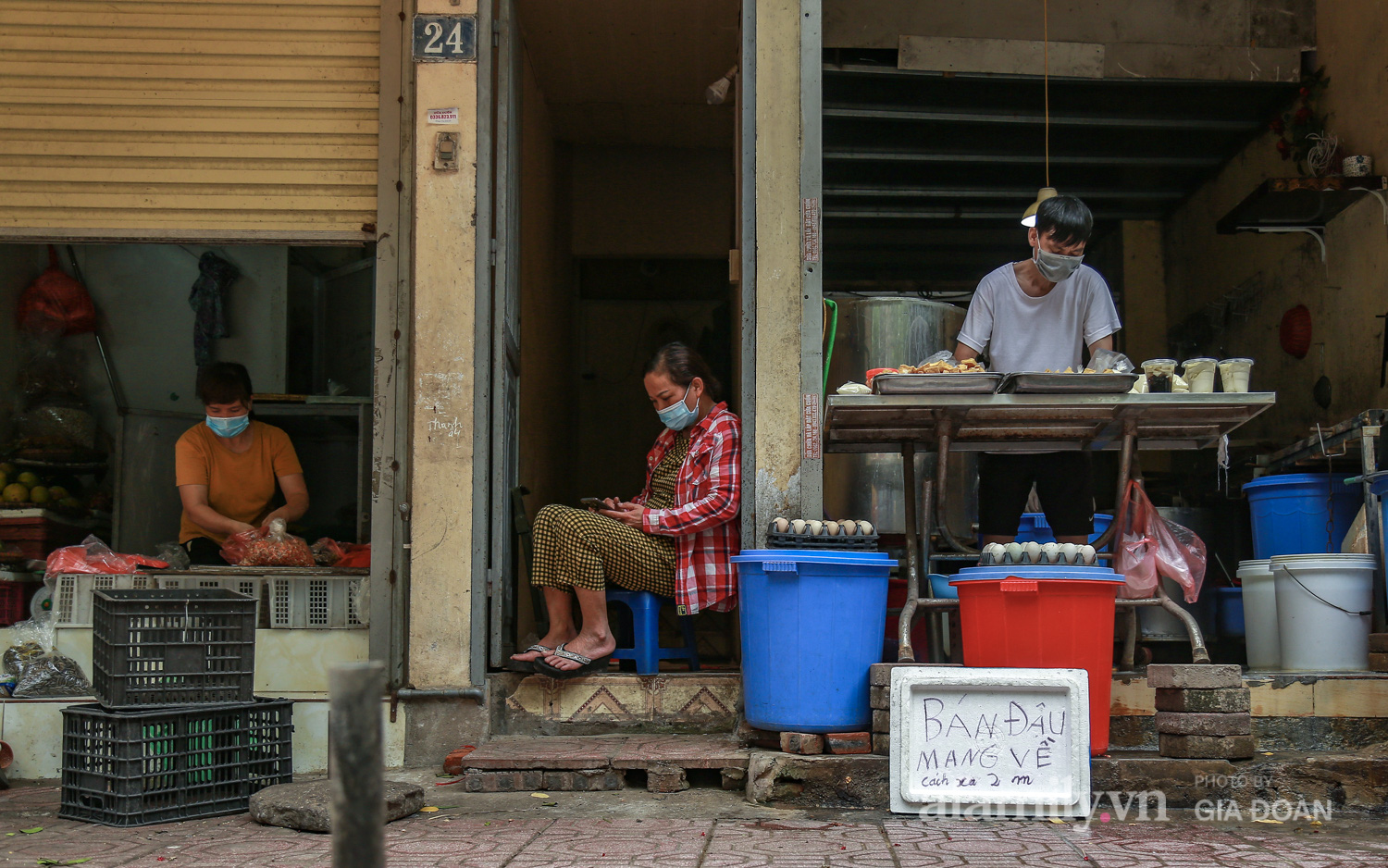 "Bỏ tiền vào xô, lấy đồ ở chậu", cách các tiểu thương tại một khu chợ ở Hà Nội chung tay phòng chống dịch COVID-19