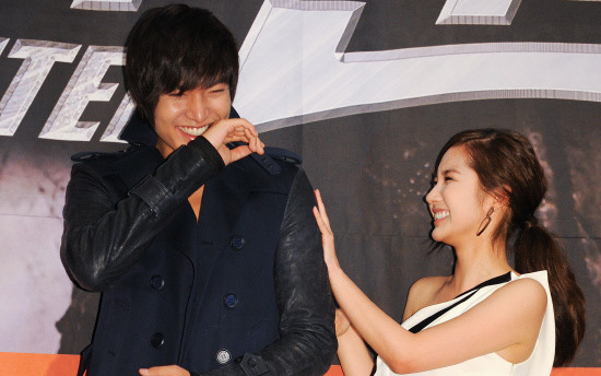 Bộ ảnh Park Min Young đánh Lee Min Ho ở họp báo phim City Hunter hot trở lại sau 10 năm, fan bồi hồi về 1 mối tình không trọn vẹn