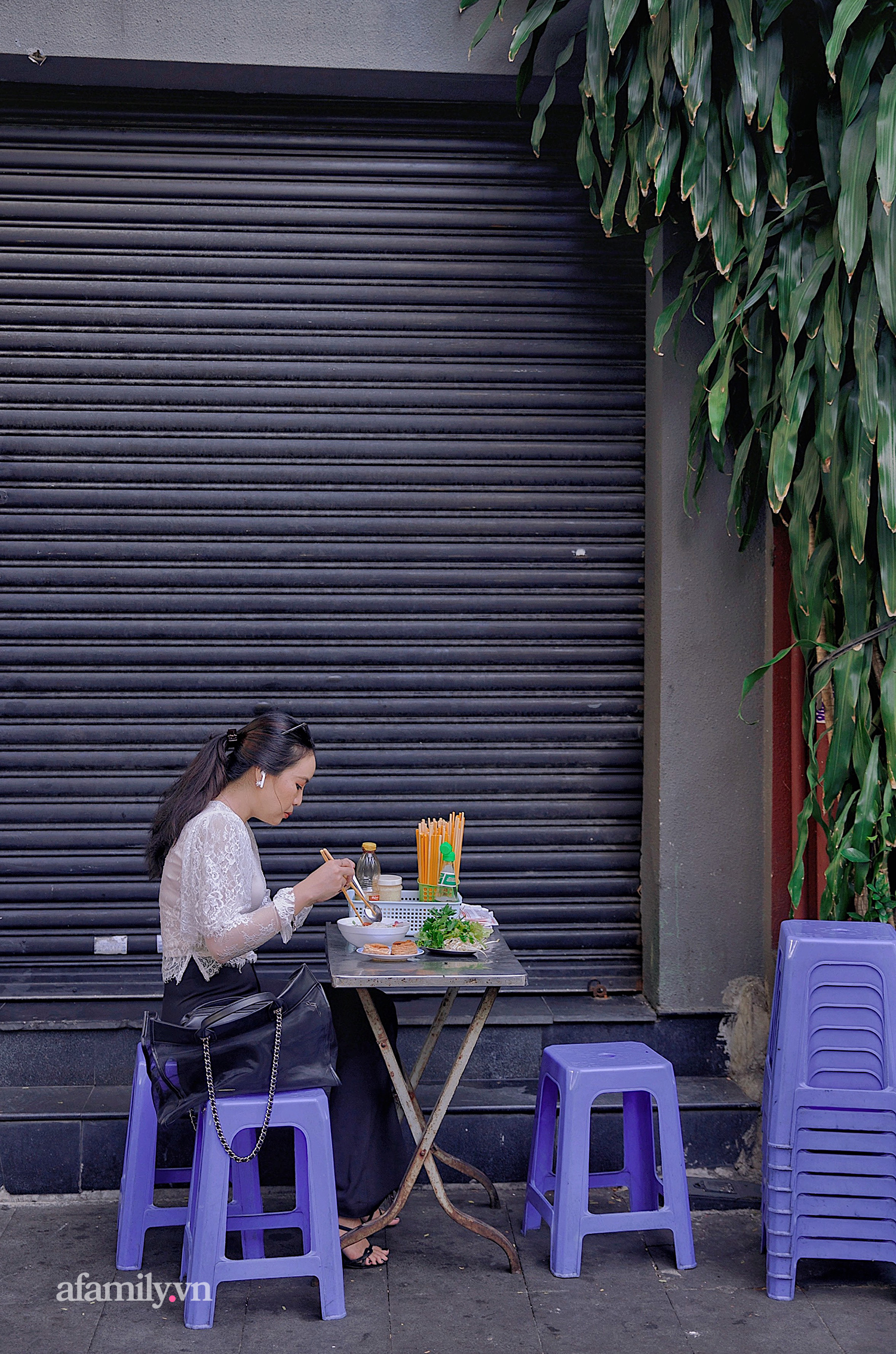 Tiệm hủ tiếu hơn 70 năm nổi tiếng với nồi sốt cà chua hầm cả Sài Gòn không đâu có, sở hữu tấm bảng hiệu được "định giá" nghìn đô và món bánh Pháp "phải siêng mới được ăn!?" - Ảnh 9.
