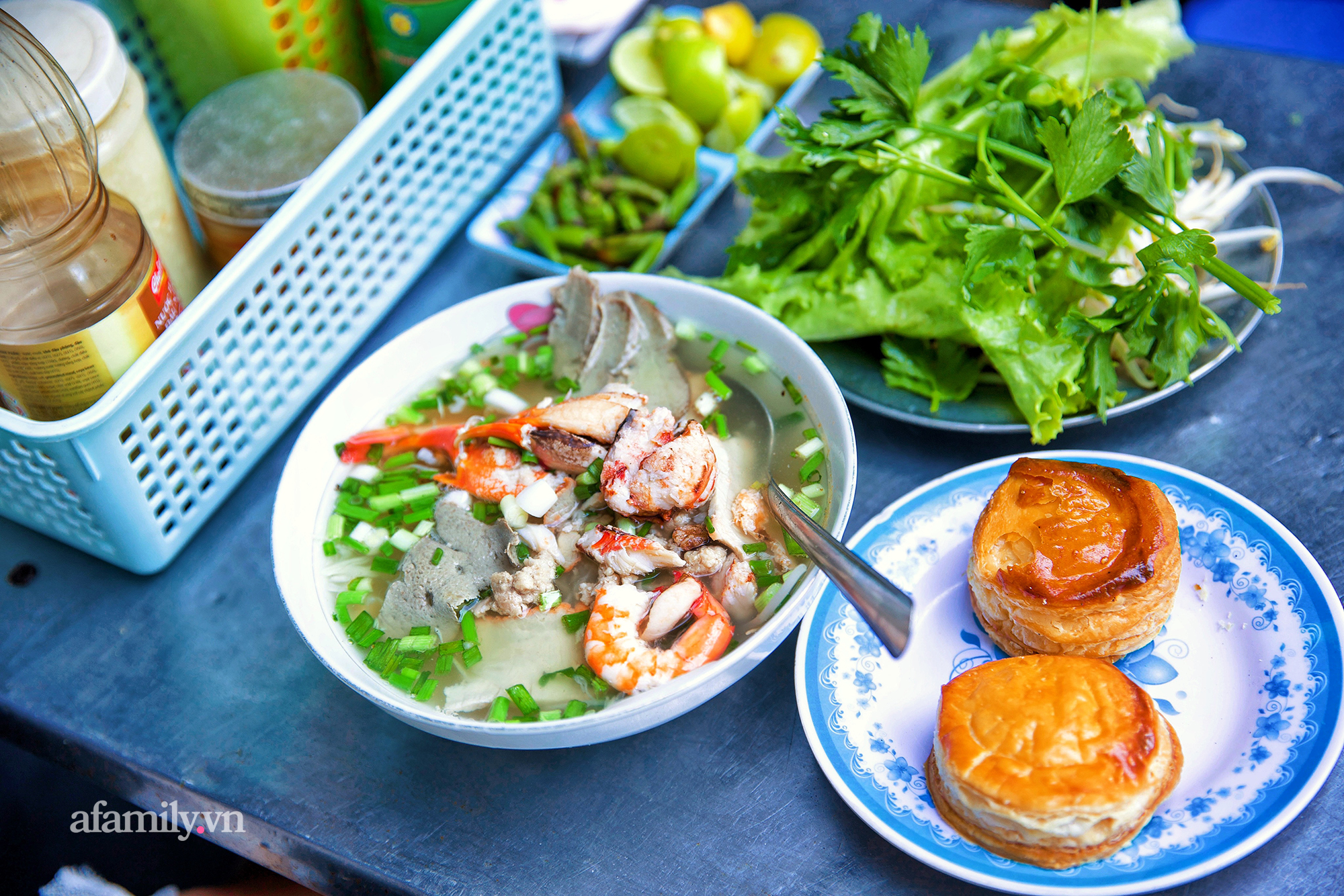 Tiệm hủ tiếu hơn 70 năm nổi tiếng với nồi sốt cà chua hầm cả Sài Gòn không đâu có, sở hữu tấm bảng hiệu được "định giá" nghìn đô và món bánh Pháp "phải siêng mới được ăn!?" - Ảnh 10.