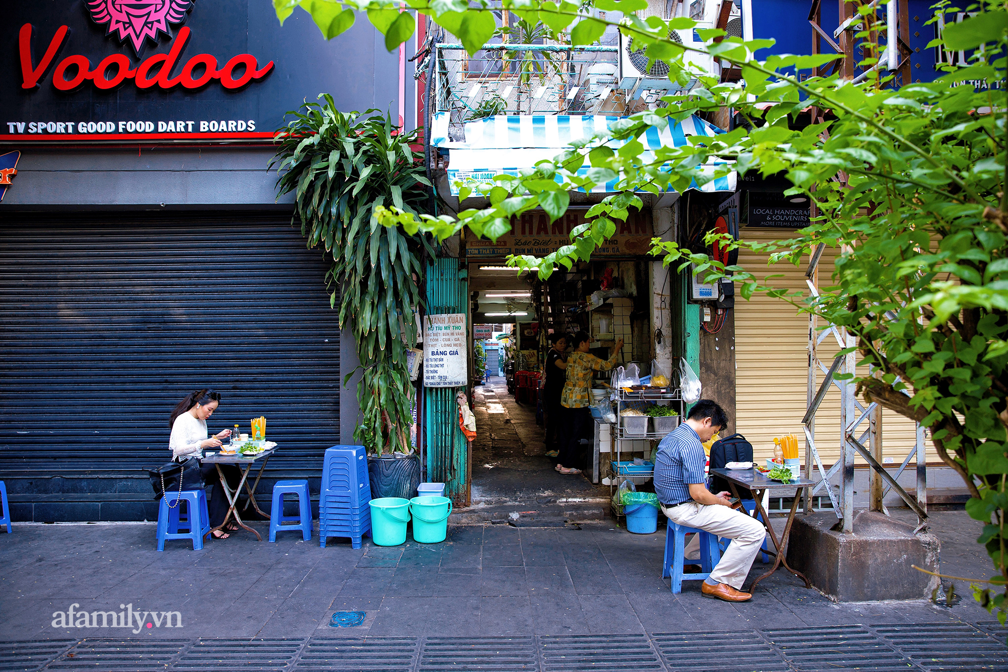 Tiệm hủ tiếu níu kéo "Thanh Xuân" hơn 70 năm của người Sài Gòn, nổi tiếng với nồi sốt cà chua hầm 3 đời và sở hữu tấm bảng hiệu được "định giá" nghìn đô! - Ảnh 2.