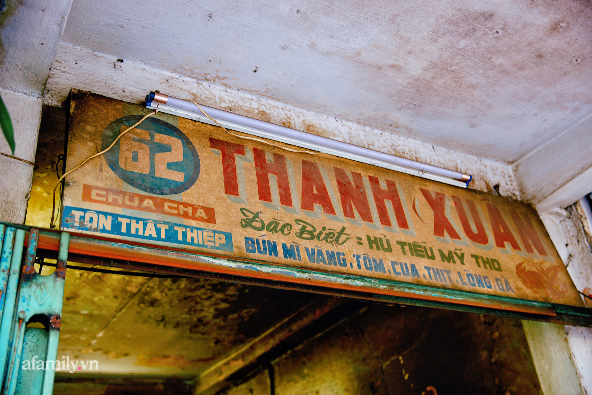 Tiệm hủ tiếu níu kéo "Thanh Xuân" hơn 70 năm của người Sài Gòn, nổi tiếng với nồi sốt cà chua hầm 3 đời và sở hữu tấm bảng hiệu được "định giá" nghìn đô! - Ảnh 6.