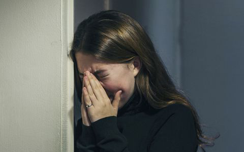 Nửa đêm chồng về, vứt vào người tôi 200 nghìn rồi bực tức bỏ vào phòng ngủ