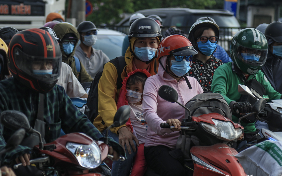 Kết thúc kỳ nghỉ lễ 30/4: Hàng nghìn phương tiện nối đuôi nhau, trẻ em ngủ gục trên xe máy theo cha mẹ quay trở lại Hà Nội