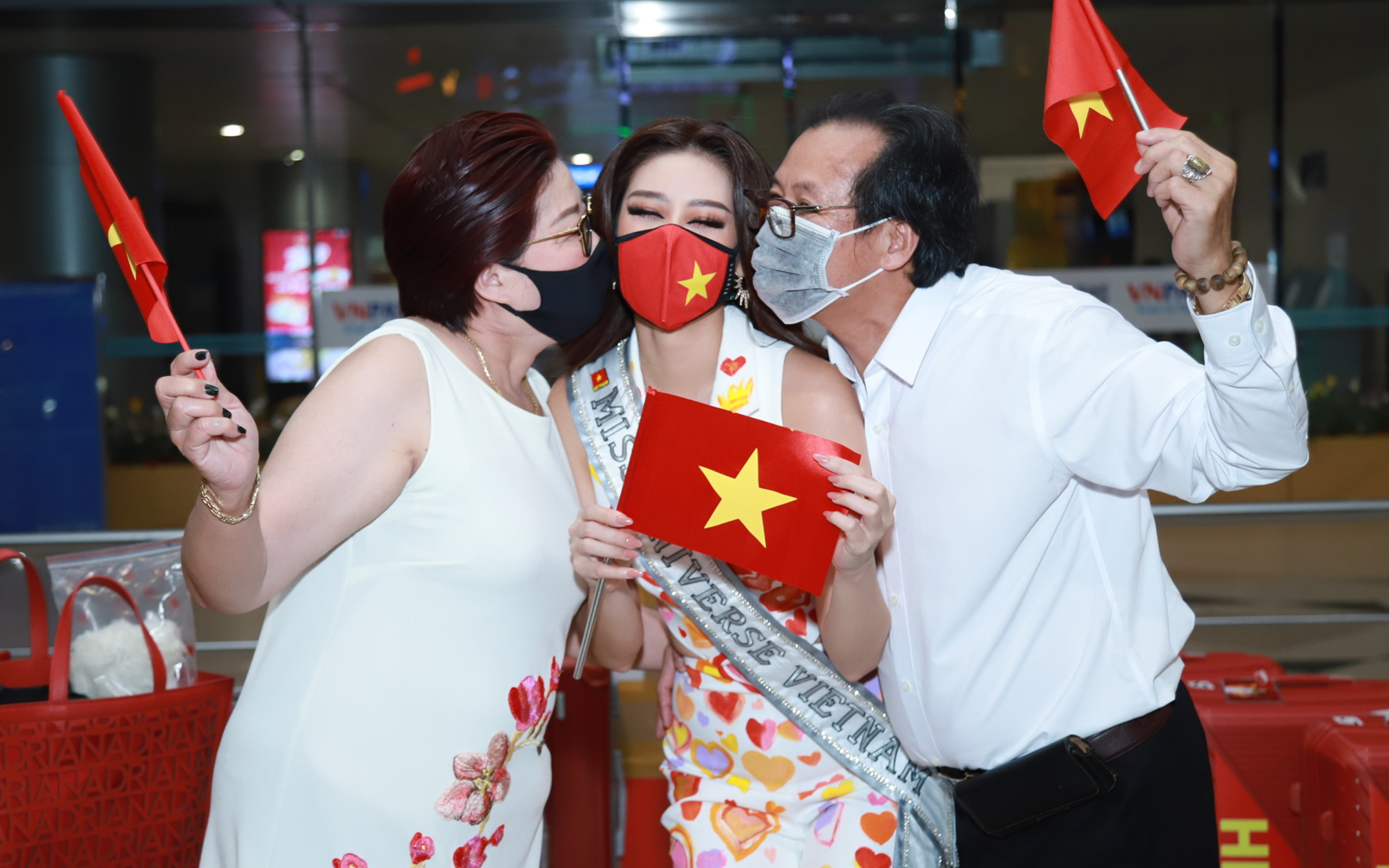 Khánh Vân đeo khẩu trang hình cờ Việt Nam, mang 15 vali hành lý lên đường sang Mỹ thi Hoa hậu Hoàn vũ 2020