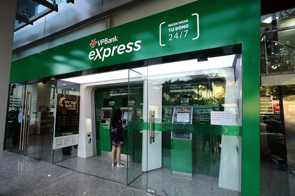 Sự thật đằng sau “chiêu” tăng phí của VPBank - Ảnh 1.