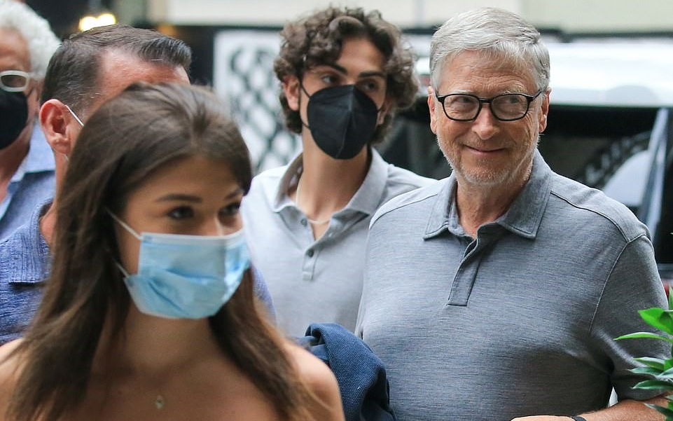 Hậu ly hôn, tỷ phú Bill Gates lần đầu xuất hiện công khai với vẻ ngoại hình gây tranh cãi, công ty Microsoft lên tiếng về chuyện ngoại tình của cựu CEO