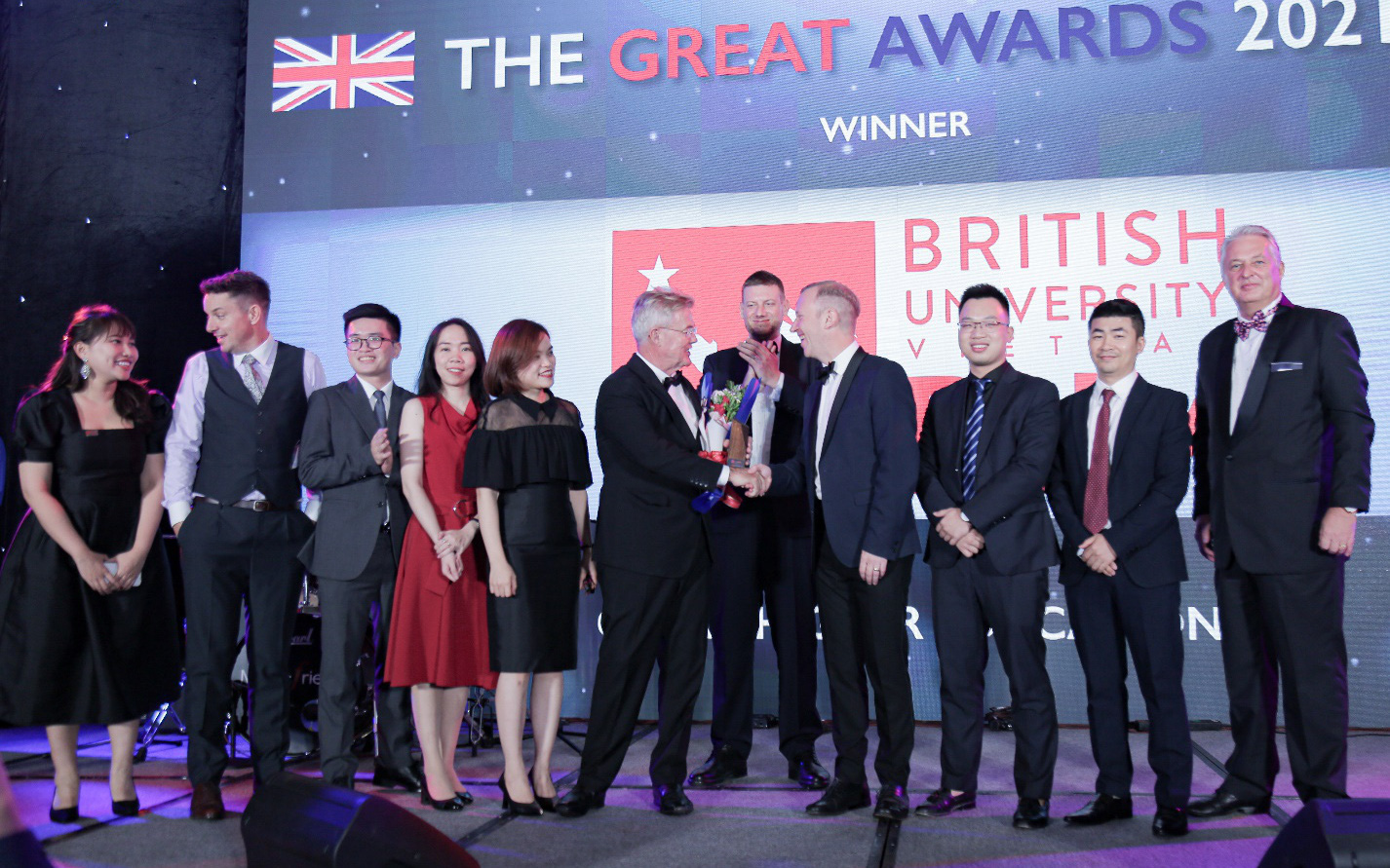 BUV nhận giải thưởng của BritCham cho những đóng góp với giáo dục bậc cao