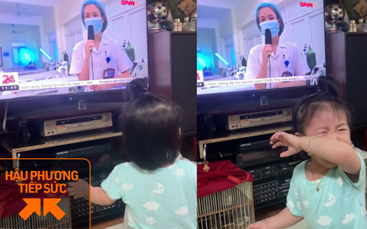 Khoảnh khắc gây xúc động mạnh: Đang chơi ngoan, bé gái 20 tháng tuổi bật khóc nức nở khi thấy mẹ là bác sĩ đang đi chống dịch ở trên tivi