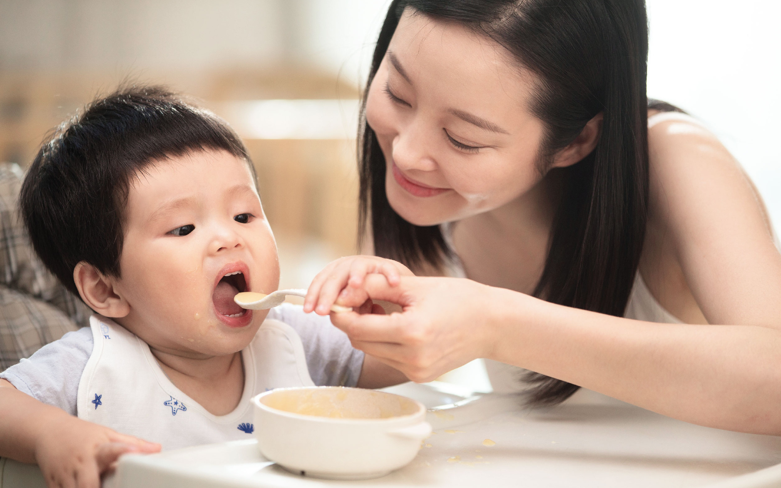 Trẻ bị chậm nói có thể do một sai lầm trong việc ăn uống mà nhiều bố mẹ áp dụng cho con
