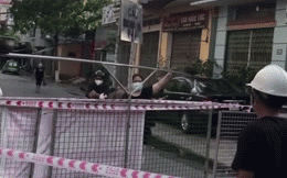 Xuất hiện cây cầu &quot;giao thương&quot; siêu độc đáo trong mùa dịch, khiến ai mới nhìn thấy cũng ngỡ ngàng vì sự sáng tạo này