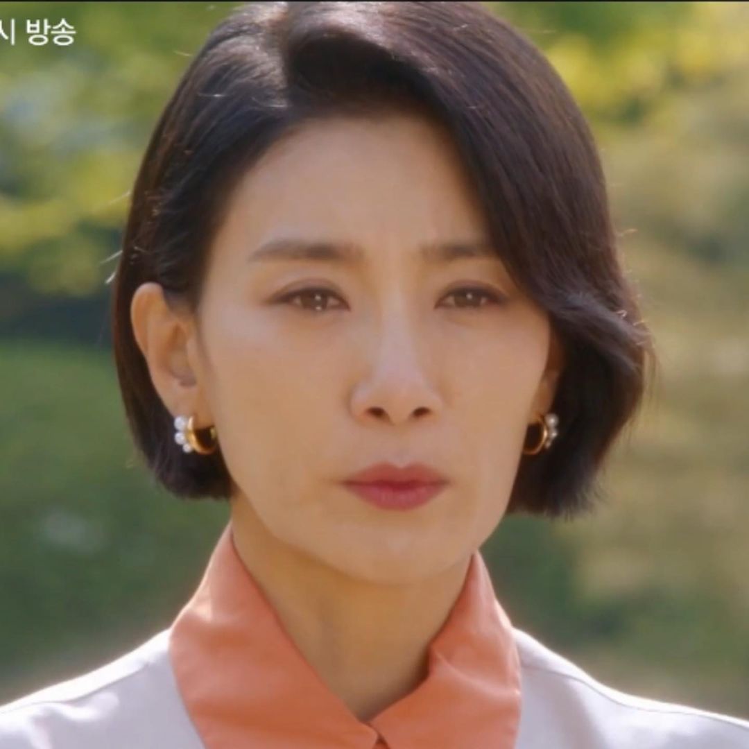 "Mợ cả" Kim Seo Hyung để lọt bộ cánh xấu hiếm hoi trong Mine: Biến tấu cầu kỳ lại thành kém đẹp hơn mẫu gốc - Ảnh 2.