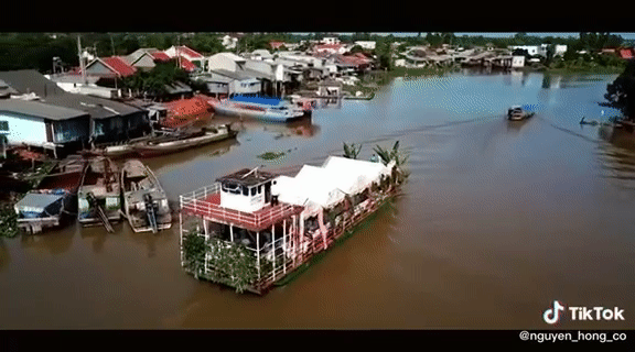 Dân mạng phát sốt với chiếc rạp cưới dựng trên thuyền, khách khứa vừa "xuôi sông" vừa ăn uống chẳng khác nào tàu Titanic - Ảnh 2.