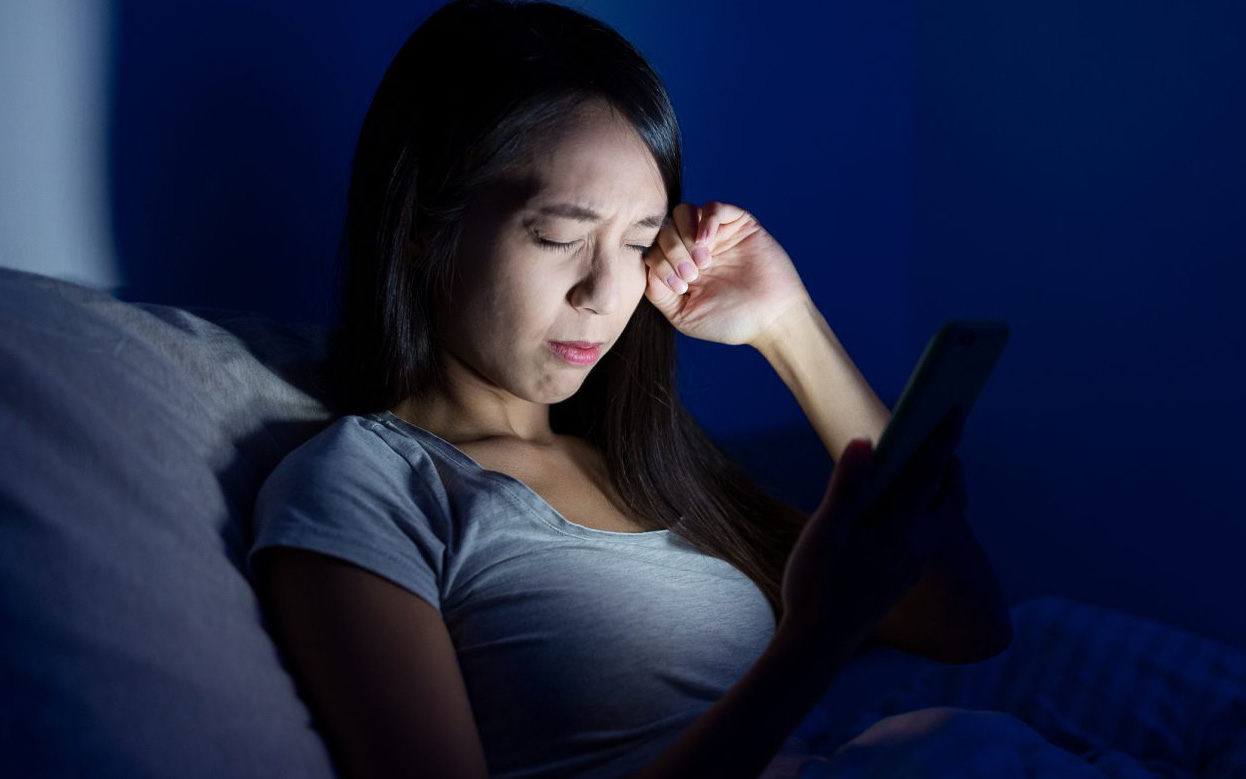 Revenge Bedtime Procrastination: Vì sao buồn ngủ díp mắt mà bạn vẫn cố chơi điện thoại?