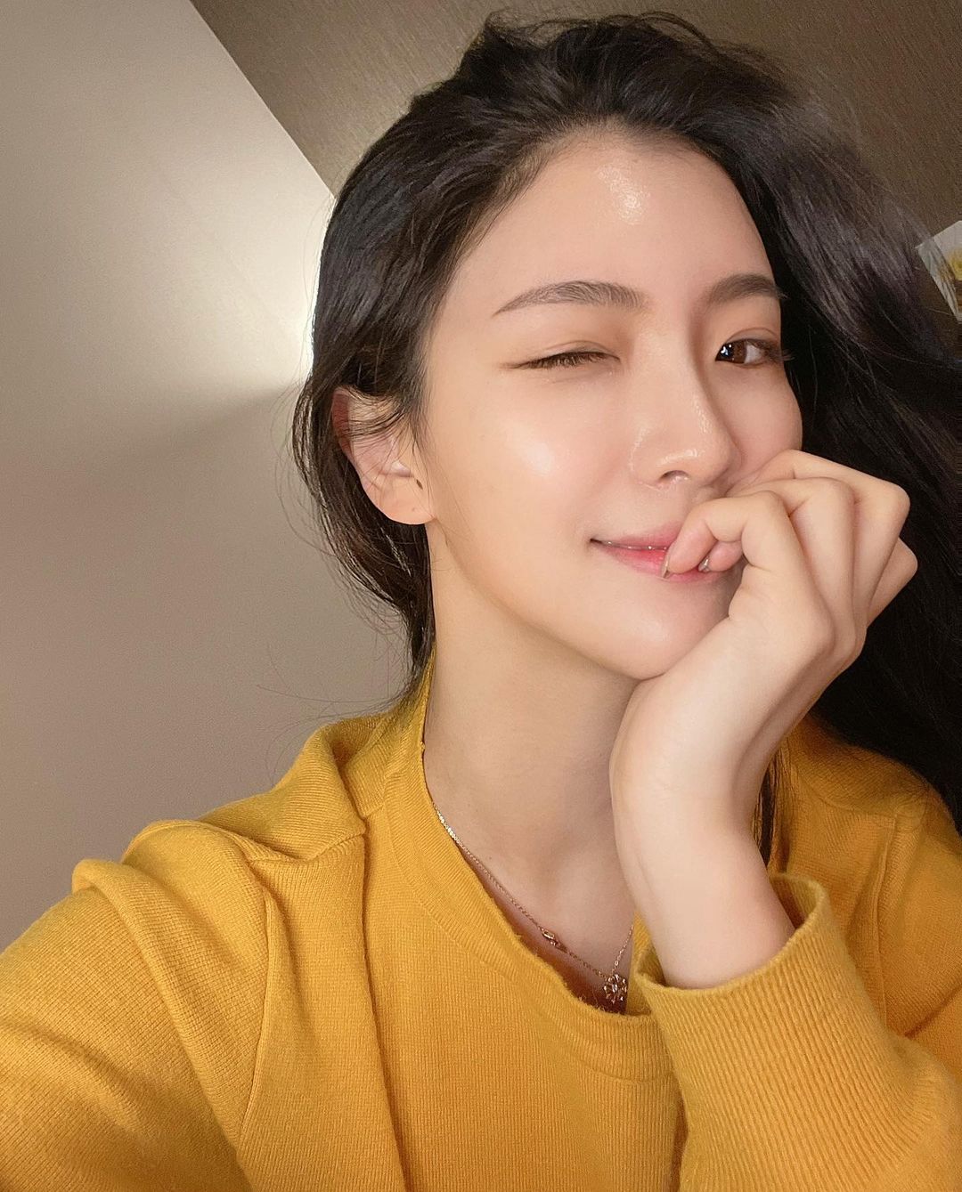 Da mất độ ẩm trong mùa hè: Bác sĩ xứ Đài điểm mặt từng lọ sữa rửa mặt, serum cấp ẩm cho từng vấn đề của da  - Ảnh 1.