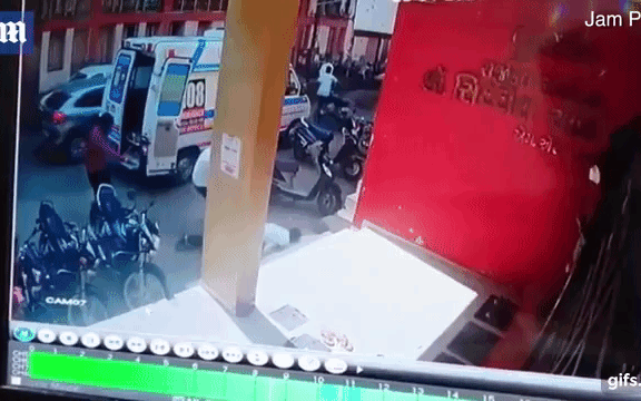 Nhân viên y tế Ấn Độ gục chết ngay cạnh xe cứu thương, xót xa nhất là đoạn video do CCTV ghi lại khoảnh khắc cuối đời