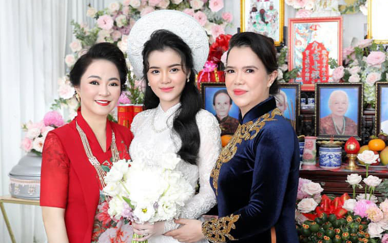 Luôn tự nhận mình đẹp, doanh nhân Nguyễn Phương Hằng liệu có &quot;lép vế&quot; khi đứng cạnh bà sui trong lễ đính hôn của con trai?