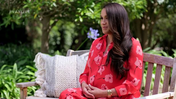 Meghan Markle ôm bụng bầu xuất hiện trở lại sau một loạt lùm xùm, nhắc đến con gái sắp sinh  - Ảnh 2.