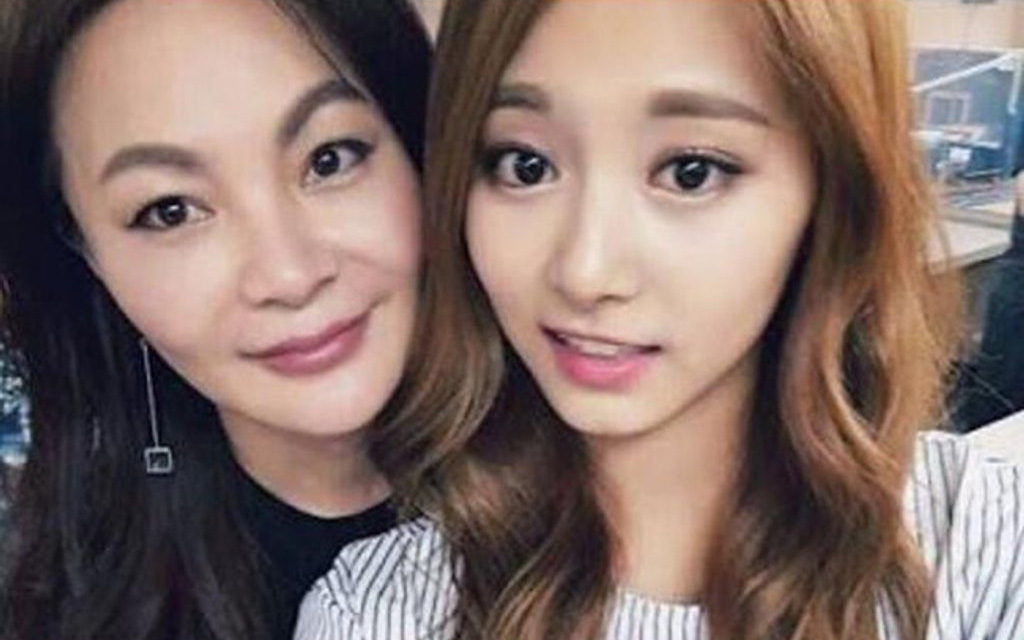 Tzuyu (Twice) đã học cách làm đẹp từ người phụ nữ này nên mới sở hữu visual đỉnh đến vậy