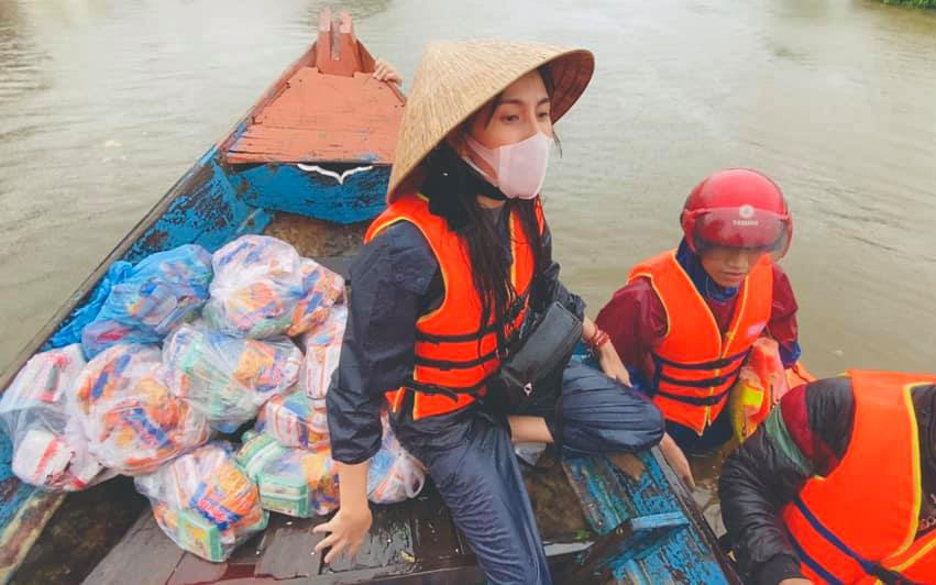 Lộ clip Thủy Tiên dùng áo phao của người khác để kê chỗ ngồi khi đi cứu trợ miền Trung lũ lụt