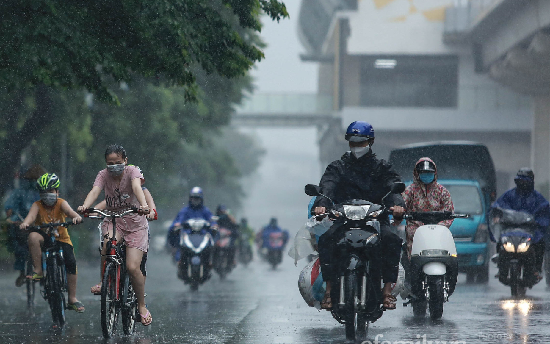 Bão số 2: Người Hà Nội chật vật ra đường trong mưa lớn, gió giật, cần chú ý cảnh giác thời tiết nguy hiểm