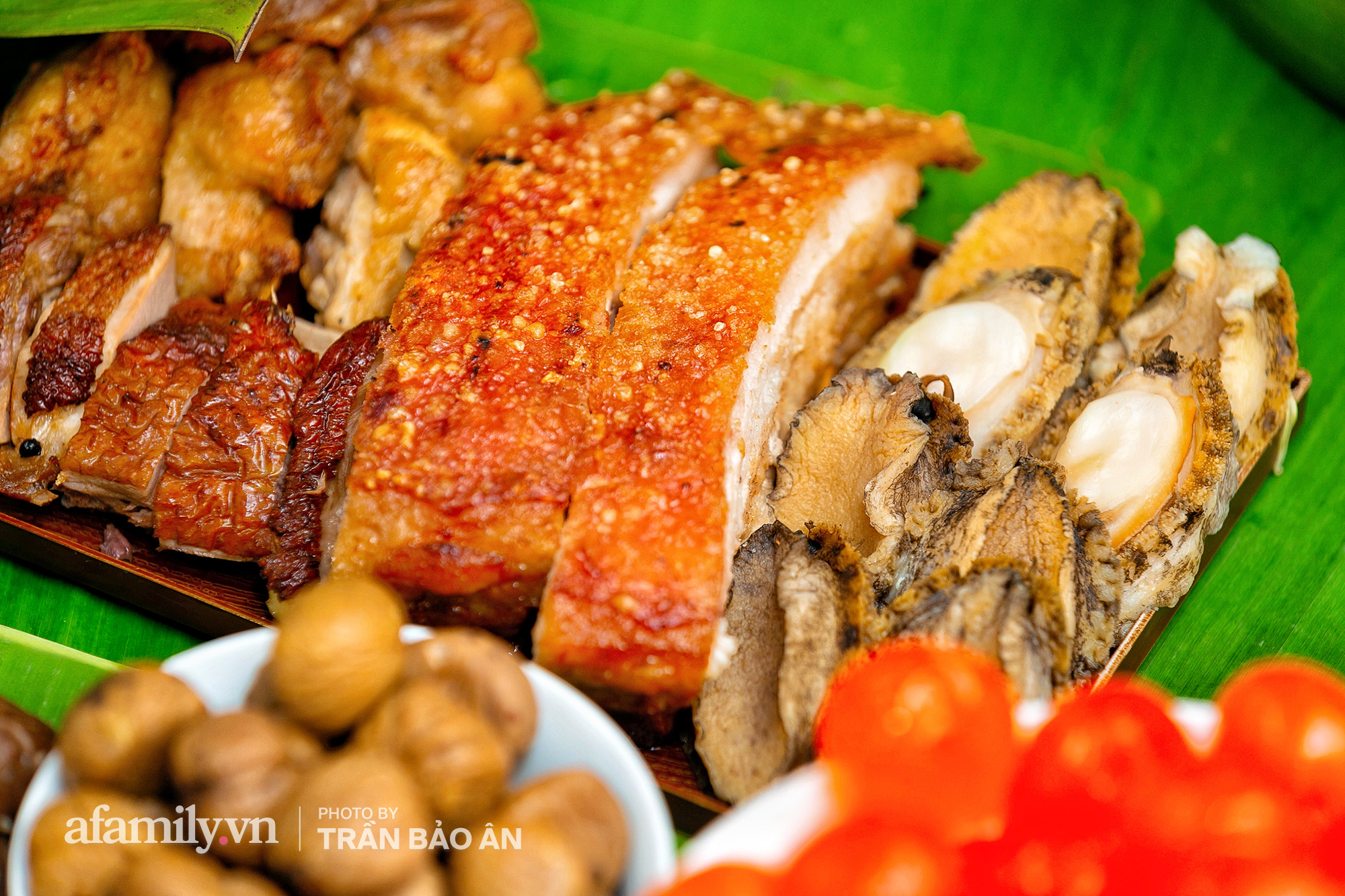 Tết Đoan Ngọ tại lò bánh Bá Trạng lâu đời nhất Sài Gòn, một cặp bánh có giá lên tới 1 triệu đồng với bào ngư, heo quay, sò điệp mà một năm chỉ được ăn duy nhất 1 lần! - Ảnh 2.