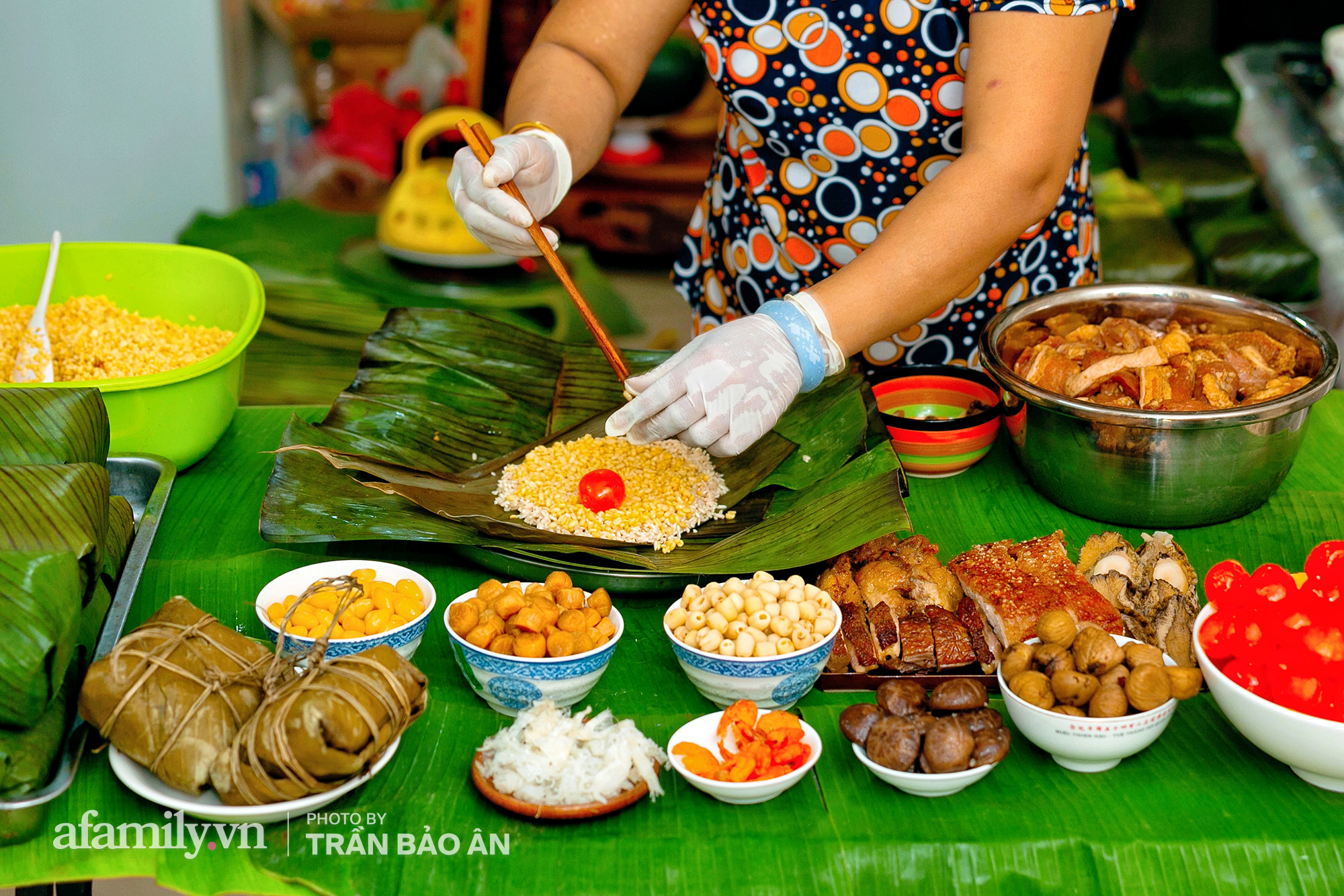 Tết Đoan Ngọ tại lò bánh Bá Trạng lâu đời nhất Sài Gòn, một cặp bánh có giá lên tới 1 triệu đồng với bào ngư, heo quay, sò điệp mà một năm chỉ được ăn duy nhất 1 lần! - Ảnh 1.
