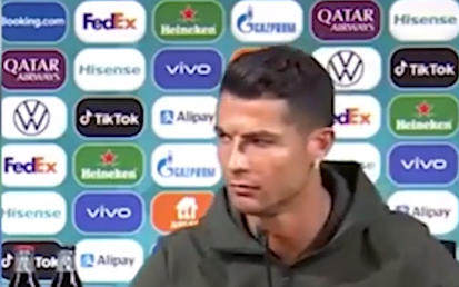 Ronaldo "nổi khùng" vì chai nước quen thuộc với hàng triệu người Việt Nam