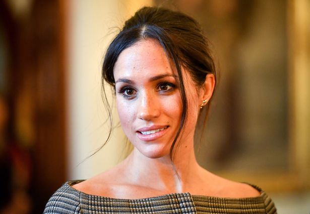 Meghan Markle nhờ bạn thân lên tiếng phản hồi chuyện trả lại tước hiệu hoàng gia, chỉ với 1 câu nói cũng khiến dư luận sục sôi - Ảnh 1.