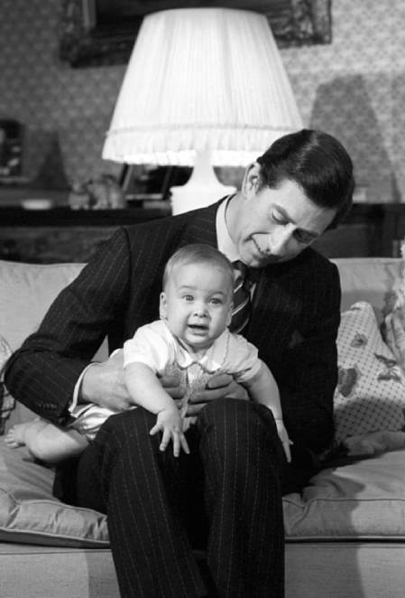Phát hiện chi tiết cho thấy Harry bị hắt hủi trong bức ảnh mừng sinh nhật của Hoàng tử William - Ảnh 4.