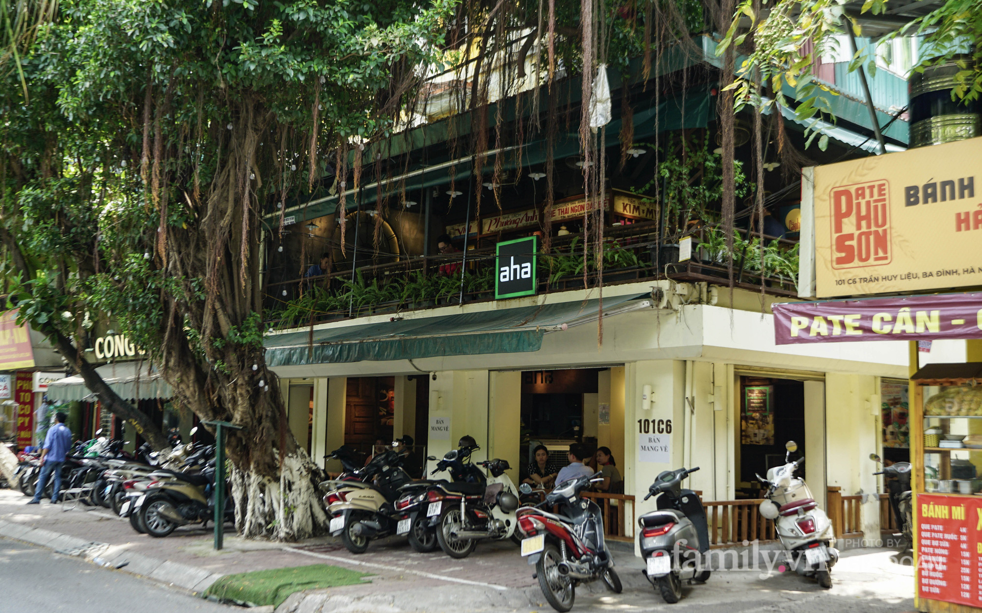 Dân công sở tranh thủ nghỉ trưa hẹn hò cà phê trong ngày đầu Hà Nội nới lỏng, quán vắng người thưa đỡ lo dịch