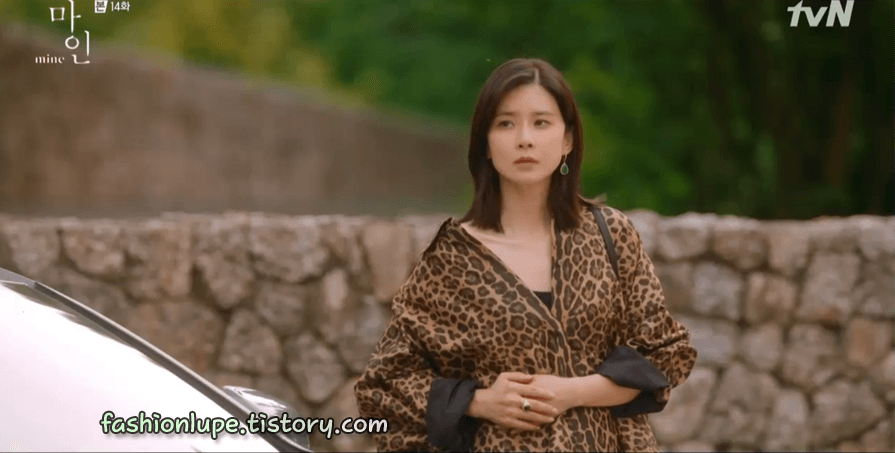 Son Ye Jin "thua đau" trước Lee Bo Young, từ thần thái đến nhan sắc đều bị dìm kém đẹp - Ảnh 2.