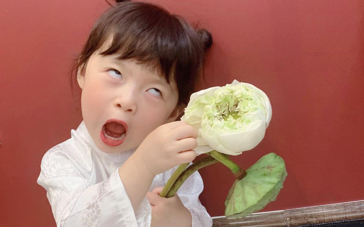Háo hức rủ cháu gái 3 tuổi chụp ảnh cùng hoa sen, bác gái dở khóc dở cười với cái kết hài "nhức nách"
