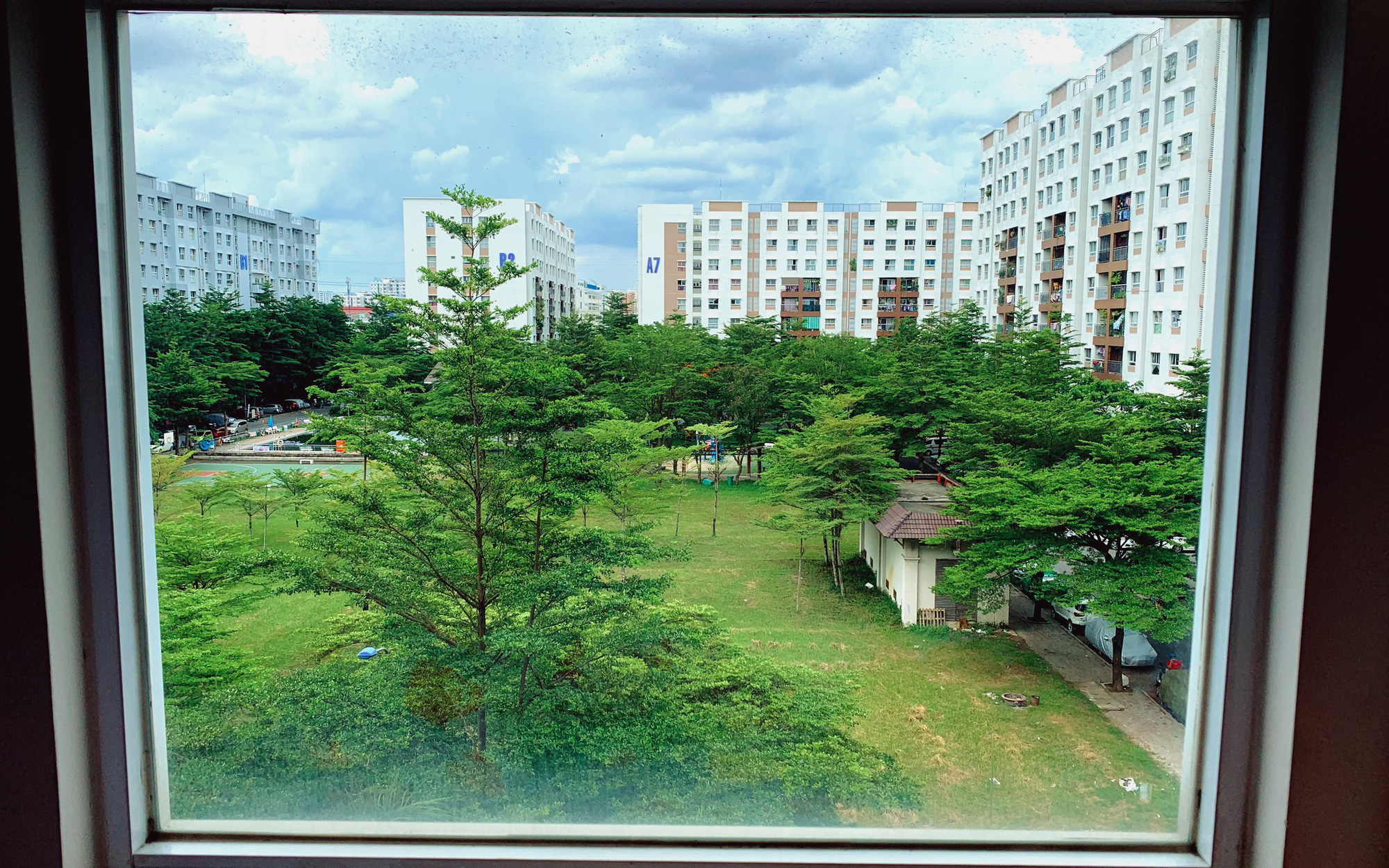 Những ô cửa sổ bình yên trong "tâm dịch" ở Sài Gòn: Ngoài đường vắng tanh, nhưng trong lòng ấm áp!