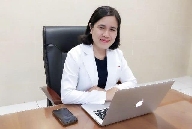 Sửa lại cặp vú từng phẫu thuật hỏng, bác sĩ không ngờ xuất hiện biến chứng hi hữu ở tuần thứ 4 và pha phản ứng không gì tuyệt vời hơn - Ảnh 1.